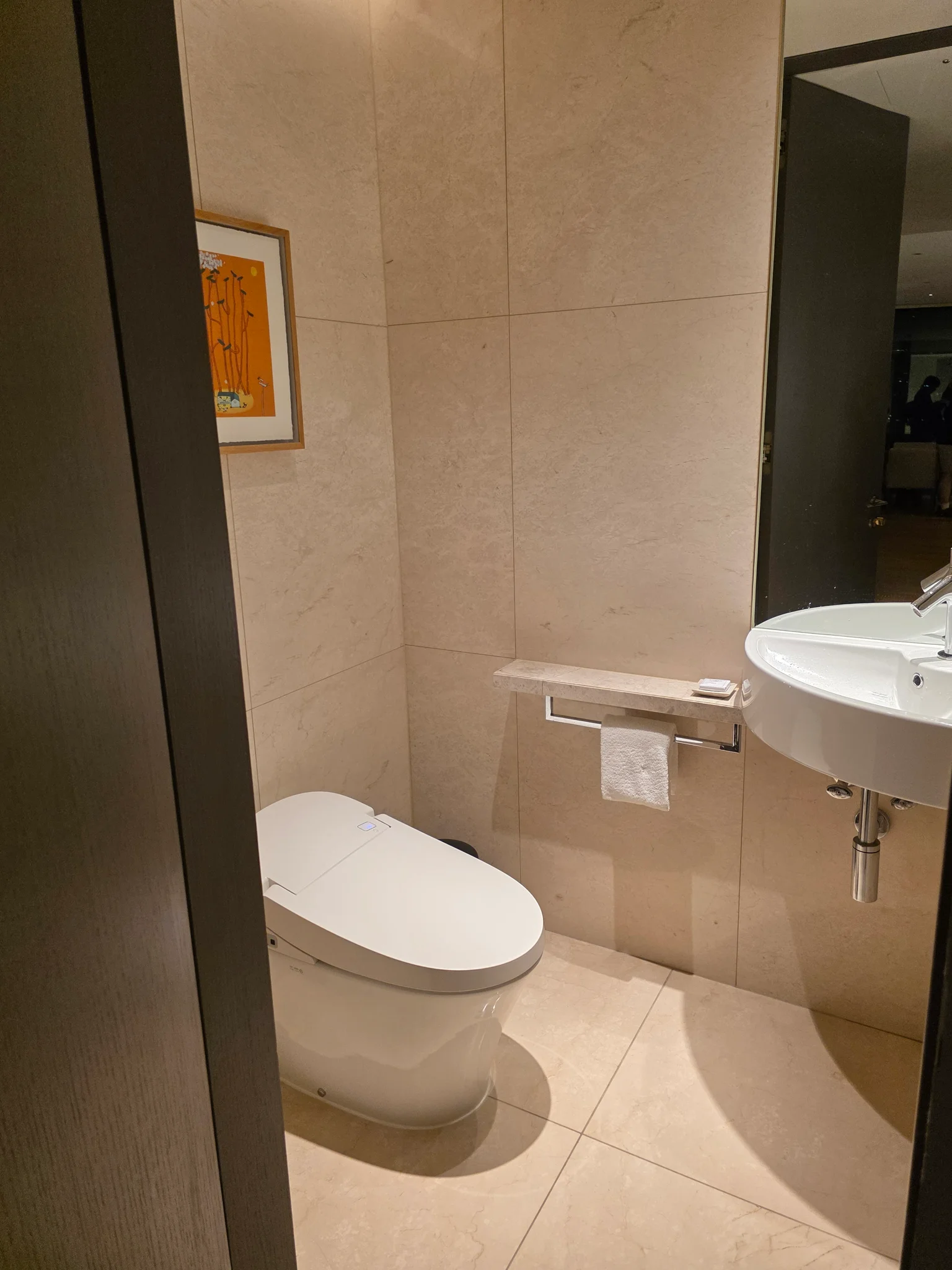 베이지색 대리석 타일로 마감된 호텔 욕실 내부