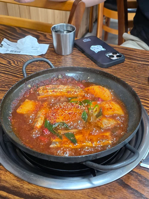 돌솥에 담긴 매콤한 떡볶이와 풋고추