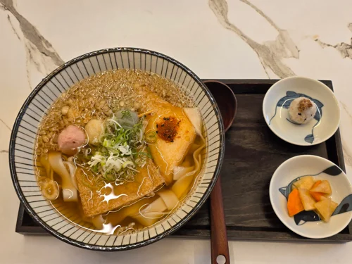 차슈와 계란이 올려진 일본식 라멘과 절임, 과일이 담긴 사이드 디쉬