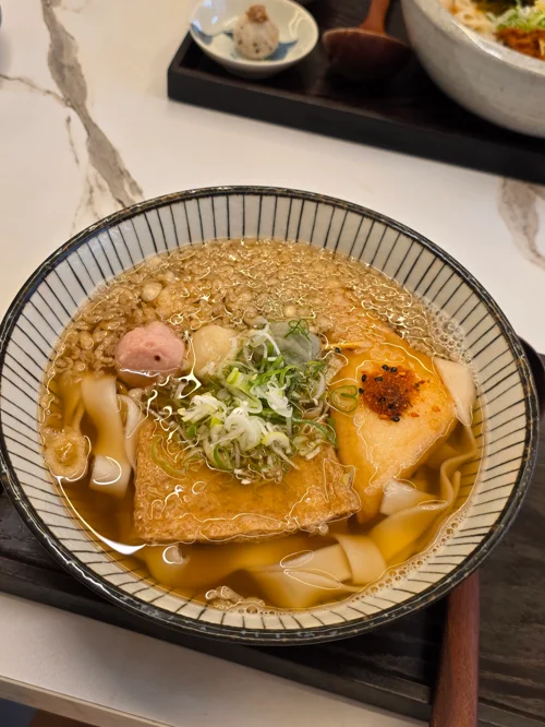 차슈와 반숙계란이 올라간 황금빛 육수의 일본식 우동