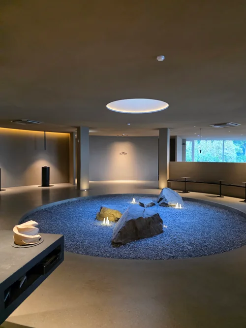 원형 블루 카펫과 촛불이 있는 현대적인 스파 명상 공간