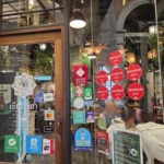 미슐랭 2017-2023 연속 인증 스티커가 부착된 방콕 레스토랑 입구