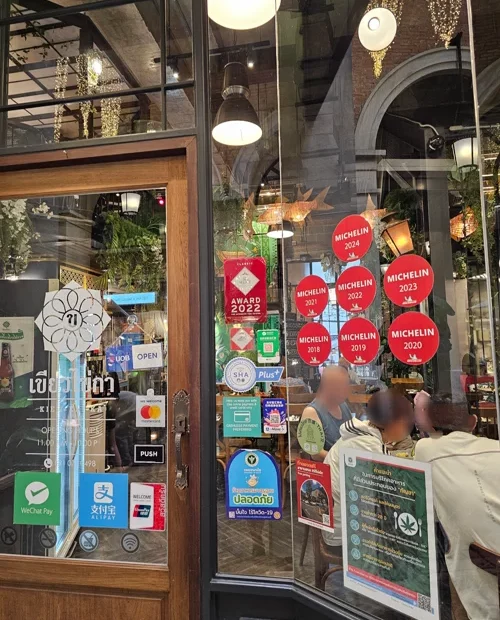 미슐랭 2017-2023 연속 인증 스티커가 부착된 방콕 레스토랑 입구