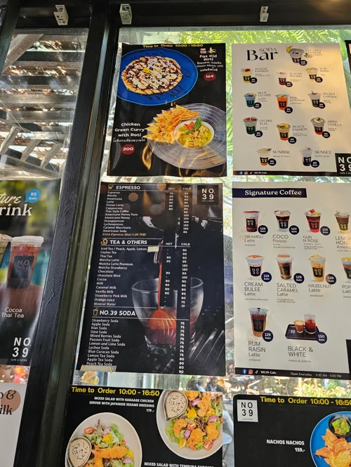 NO 39 카페의 음식과 음료 메뉴판이 진열된 모습