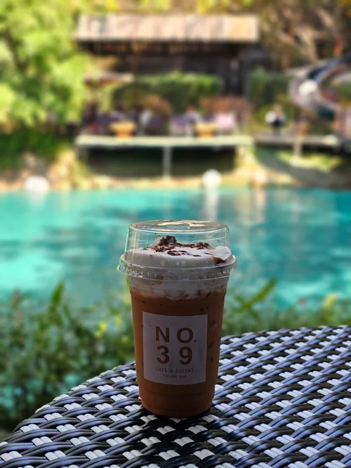 수영장 옆 테이블에 놓인 NO.39 브랜드 아이스 음료