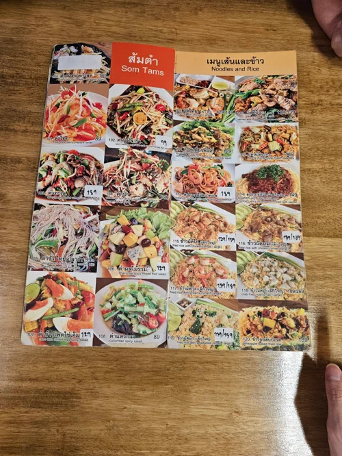 다양한 솜땀과 태국 요리가 사진과 함께 표시된 레스토랑 메뉴판