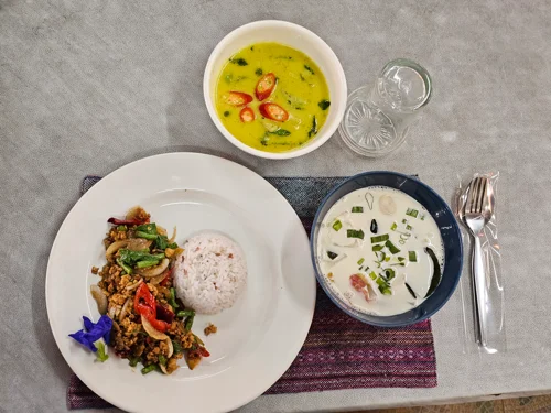 대리석 테이블 위 태국 음식 세트, 볶음요리와 밥, 그린커리, 톰카가이 수프