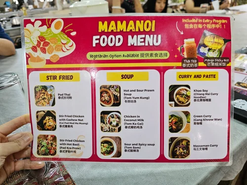 마마노이 태국 레스토랑의 볶음요리, 수프, 커리 메뉴가 사진과 함께 표시된 메뉴판