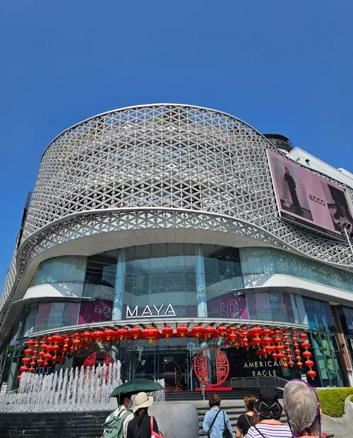 기하학적 메탈 외관과 빨간 등롱 장식이 있는 MAYA 쇼핑몰 전경