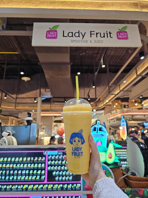 레이디 프루트 매장에서 구매한 노란색 스무디 음료 한 잔