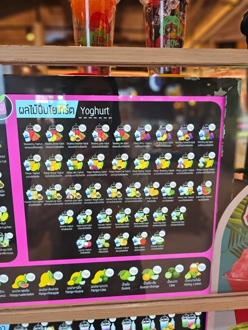 다양한 과일 토핑이 그려진 태국 요거트 전문점 메뉴판