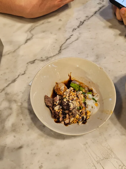 흰 접시에 담긴 참깨와 야채를 곁들인 아시아풍 볶음밥