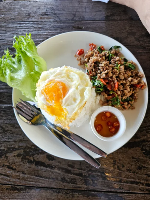 계란 프라이와 돼지고기 바질 볶음이 담긴 태국식 가파오 라이스