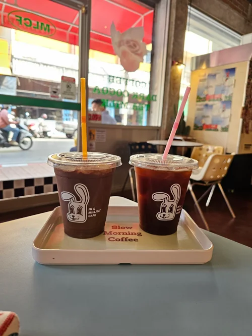 토끼 캐릭터가 그려진 투명 컵에 담긴 아이스 아메리카노 두 잔