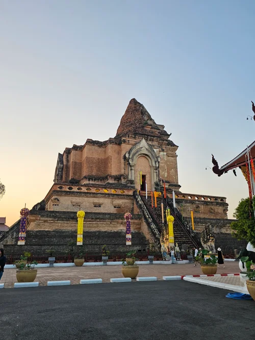 황혼 하늘을 배경으로 서있는 치앙마이 왓 체디 루앙의 고대 벽돌 불탑
