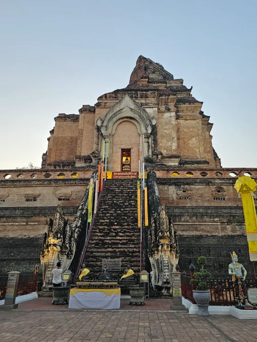 치앙마이 왓 체디 루앙의 거대한 벽돌 탑신과 계단, 나가 조각 장식