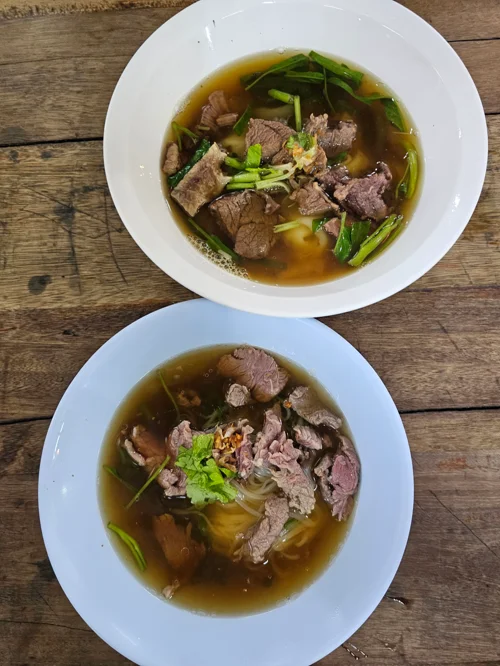 맑은 육수에 소고기와 청경채가 담긴 국물 요리 두 그릇