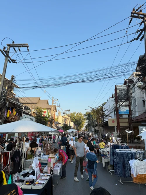 도로에 텐트와 노점이 늘어선 거리 플리마켓, 많은 사람들이 구경하는 모습