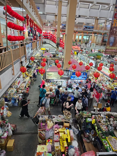 빨간 등불 장식이 매달린 3층 규모 실내 전통시장의 전경