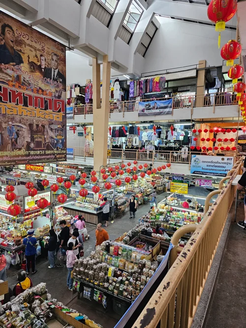 빨간 중국식 등불이 천장에 매달린 2층 구조의 치앙마이 와로롯 시장 내부 전경