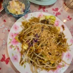 땅콩 가루와 숙주나물이 올려진 팟타이 한 접시