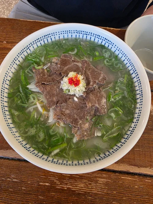 소고기와 파가 올려진 베트남 쌀국수가 파란 점무늬 그릇에 담긴 모습