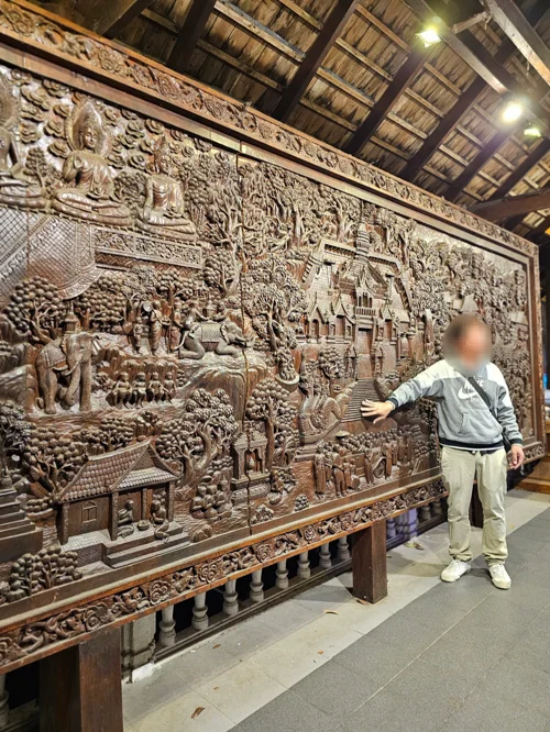 도이수텝 사원 내부의 대형 목조 부조 작품