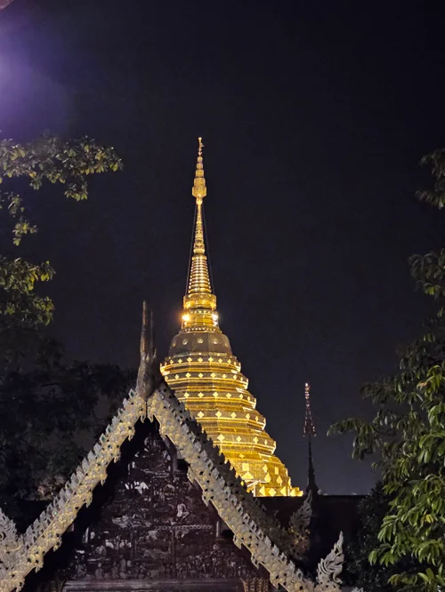 밤에 황금빛으로 빛나는 도이수텝 사원 첨탑