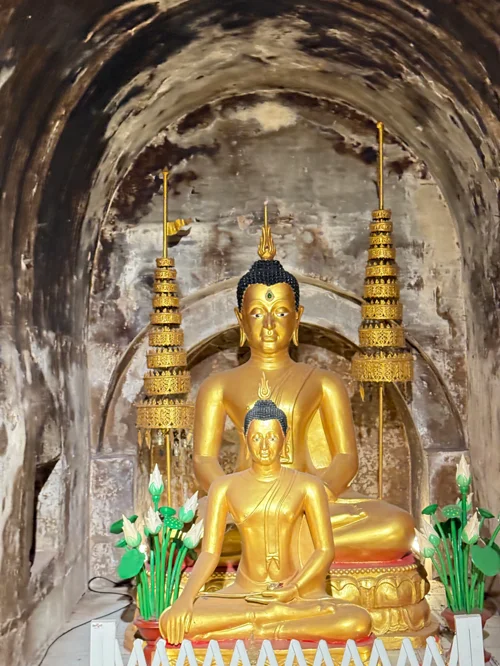 왓우몽 동굴 벽감 속 황금 불상