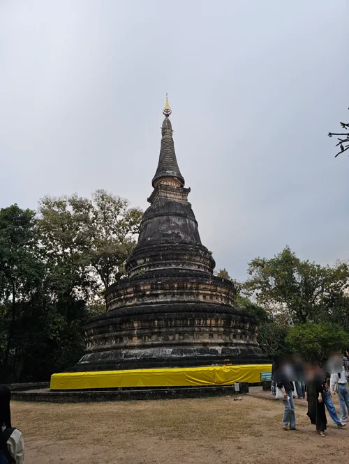 왓우몽 동굴사원 외부의 고대 체디