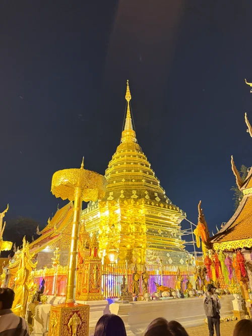 도이수텝 사원의 황금 체디와 장식