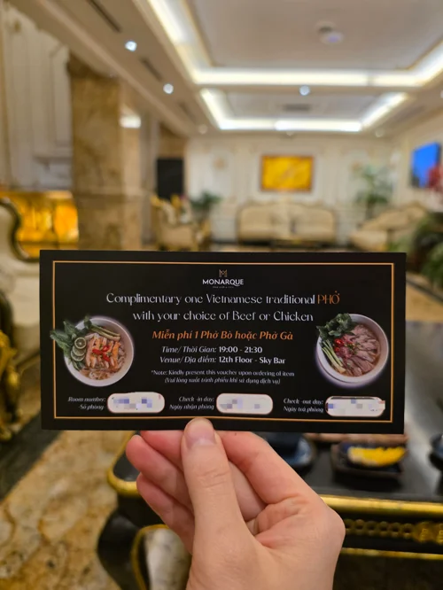 모나크 호텔 스카이바 베트남 쌀국수 포 무료 제공 쿠폰을 들고 있는 손