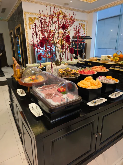 호텔 조식 뷔페 - 과일, 햄, 샐러드 등이 진열된 뷔페 테이블