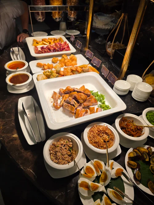 호텔 조식 뷔페 - 오리구이, 삶은 달걀, 볶음밥 등 따뜻한 요리들