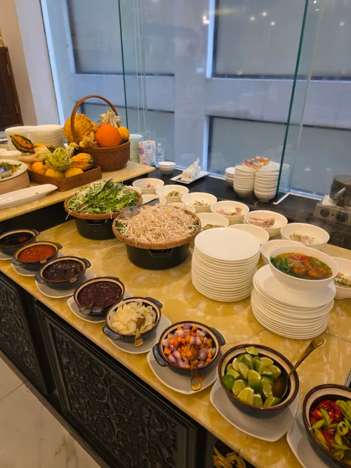 호텔 조식 뷔페 - 쌀국수(포) 코너, 숙주, 라임, 소스 등 토핑