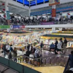 베트남 벤타인 시장 내부의 화려한 상품 진열대와 쇼핑객들