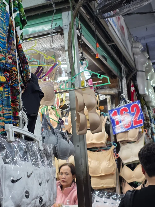 한시장 내부, 가방과 의류가 빼곡하게 진열된 매장