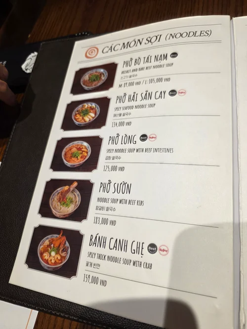 베트남 레스토랑 메뉴판의 쌀국수 섹션, 5가지 메뉴 사진과 설명