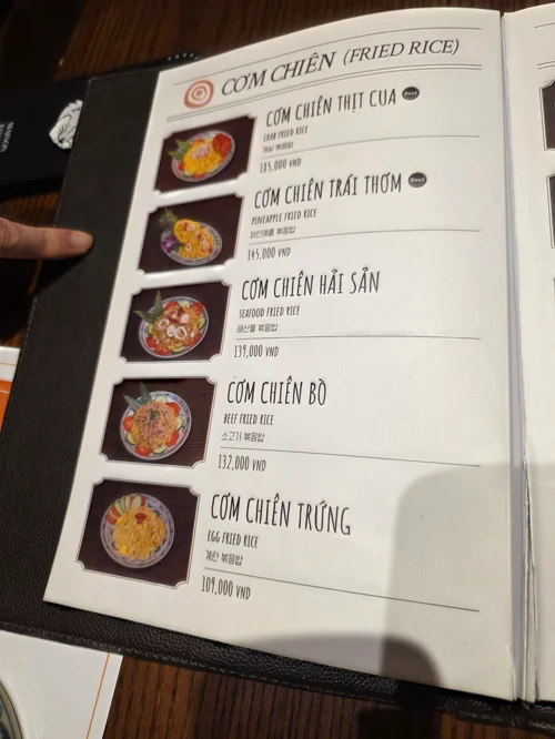 베트남 레스토랑의 볶음밥 메뉴판, 5가지 종류와 가격 표시
