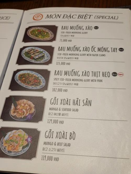 베트남 레스토랑 메뉴판의 스페셜 섹션, 공심채 볶음과 망고 샐러드 메뉴