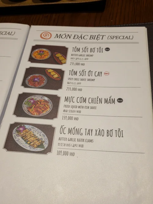 베트남 레스토랑의 스페셜 메뉴판, 새우와 해산물 요리 4종이 사진과 함께 표시됨