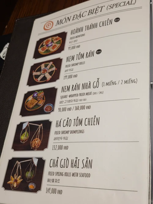 베트남 레스토랑의 스페셜 메뉴판, 다섯 가지 요리 사진과 가격 정보