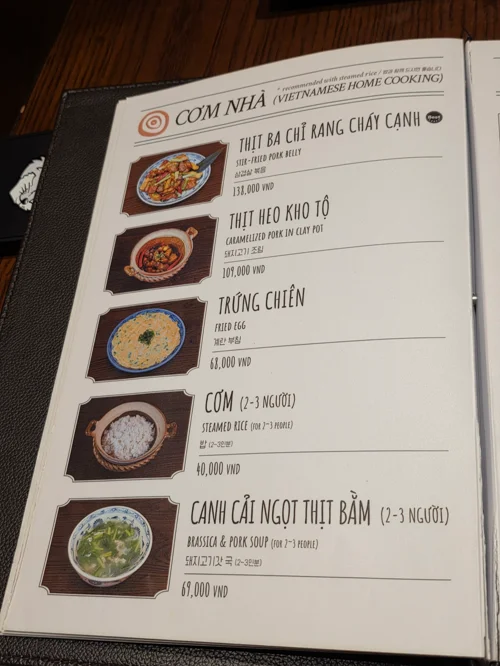 베트남 가정식 메뉴판, 삼겹살 볶음, 돼지고기 조림, 계란 프라이 등