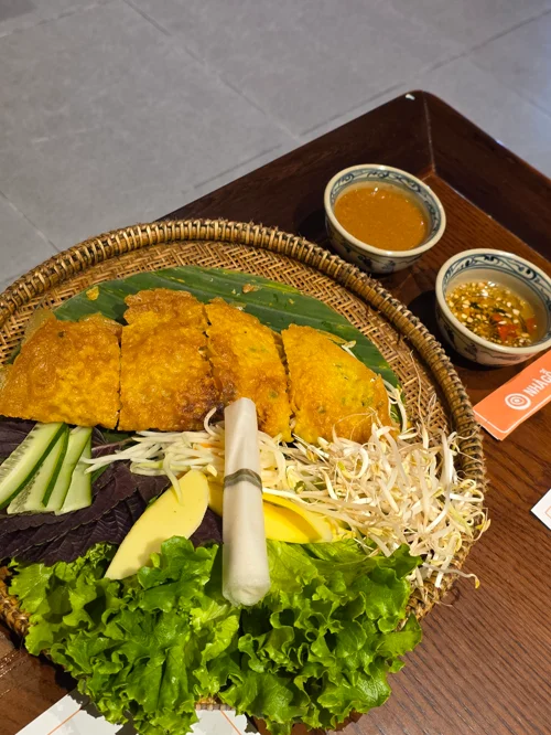 대나무 바구니에 담긴 반쎄오와 신선한 채소, 두 종류의 소스