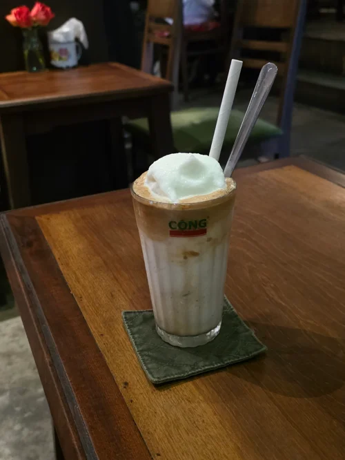 콩카페의 코코넛 커피, 크림이 올려진 음료