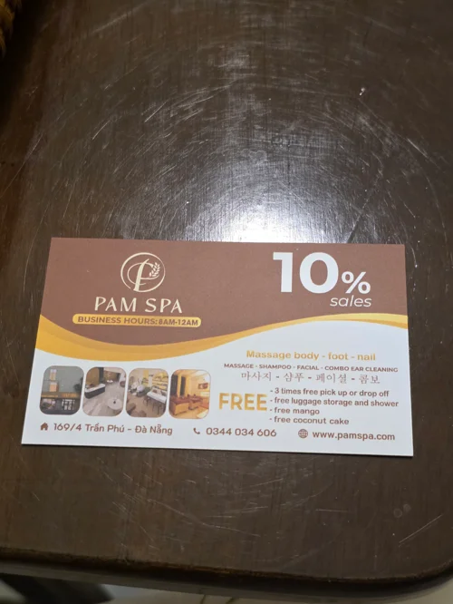 나무 테이블 위 PAM SPA 프로모션 카드, 10% 할인 안내