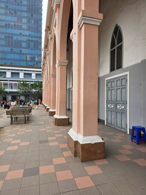 핑크색 기둥과 아치형 창문을 가진 식민지 양식 건물 외관