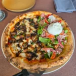 왼쪽에 버섯 크림, 오른쪽에 생햄 루콜라가 올라간 하프 앤 하프 피자