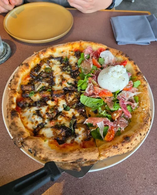 왼쪽에 버섯 크림, 오른쪽에 생햄 루콜라가 올라간 하프 앤 하프 피자