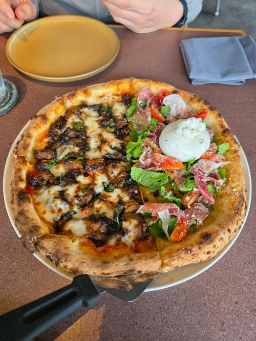 왼쪽에 버섯 크림, 오른쪽에 생햄 루콜라가 올라간 하프 앤 하프 피자